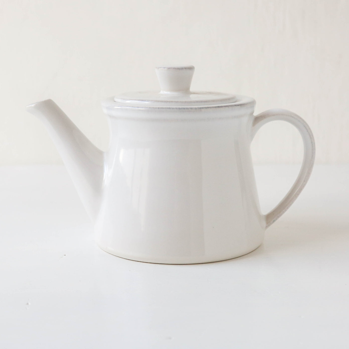 Friso Teapot - White