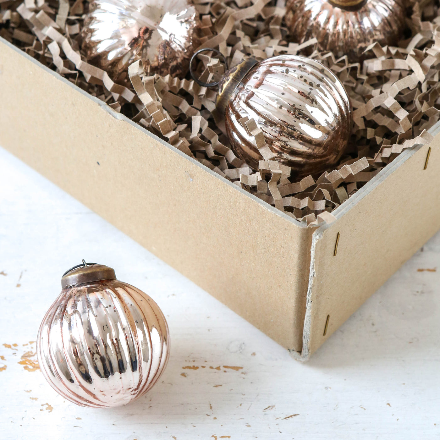 5cm Ribbed Glass Bauble - Blush